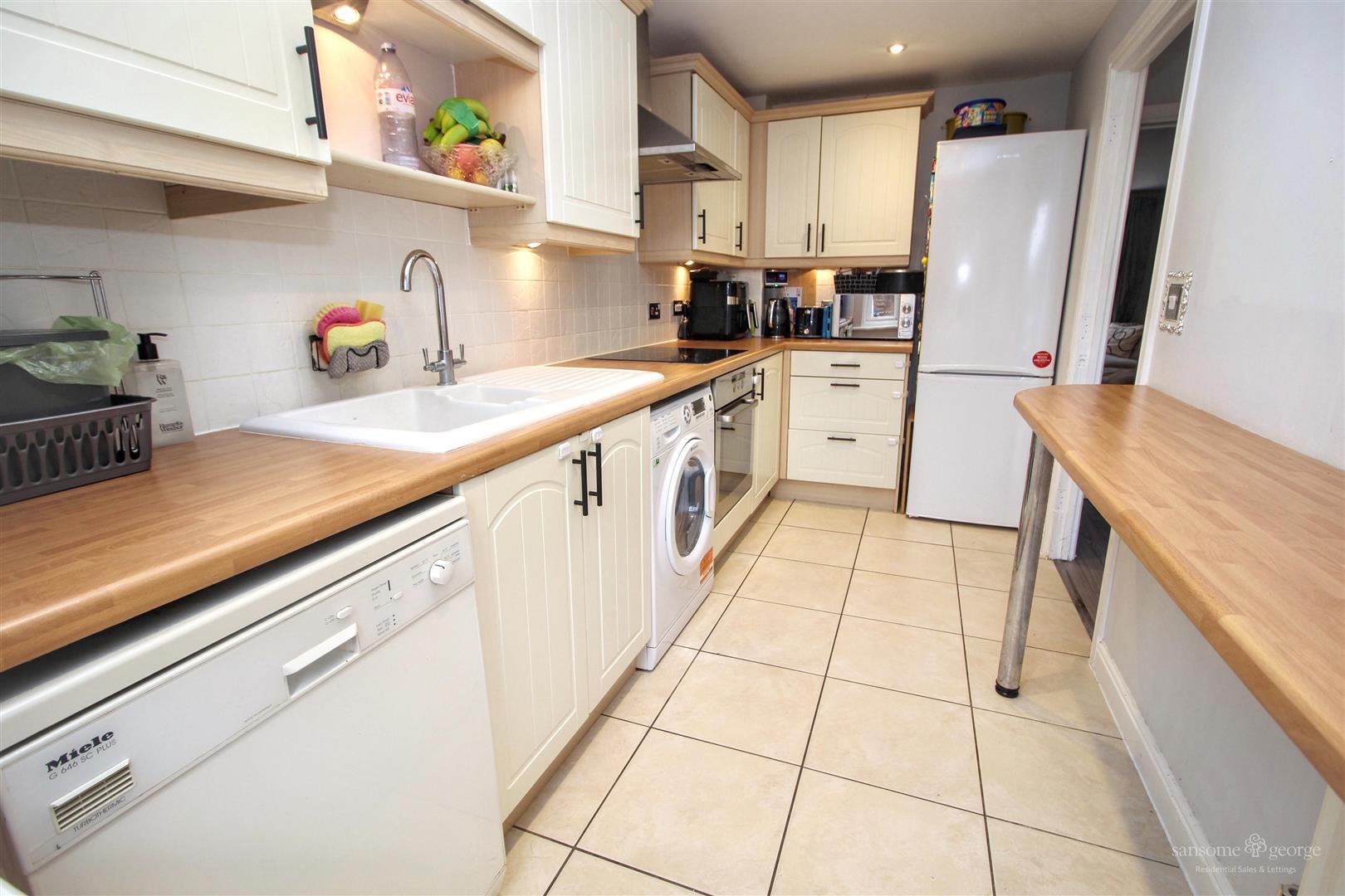 3 bed property in Pryor Close, Reading